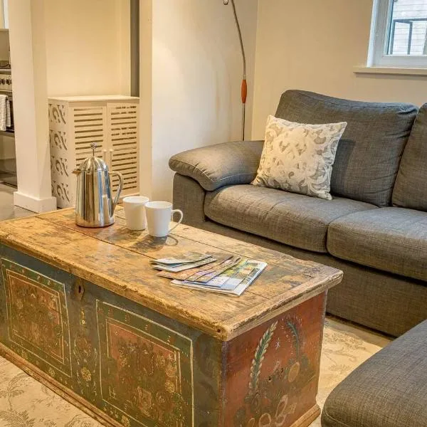 Pine Cabin Overlooking Bedgebury Forest, hotel in Goudhurst