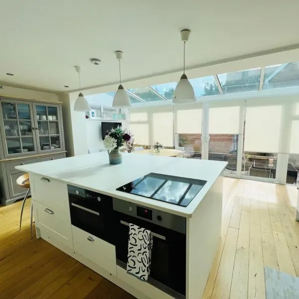 Gorgeous 4-Bedroom Home with Free Parking, hotel in Parkstone
