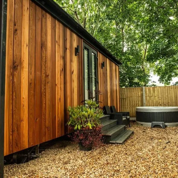 Newydd Lodge with private hot tub, hotel in Llangollen