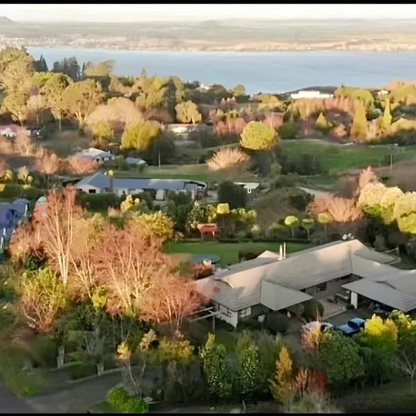 Acacia Bay Lodge- Private Manor with Lake and Garden views, hotel a Taupo