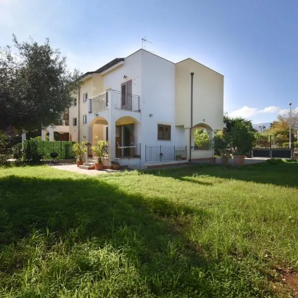 Casa Carini - Villa Vacanze sul Mare con piscina idromassaggio, hotel Cariniben