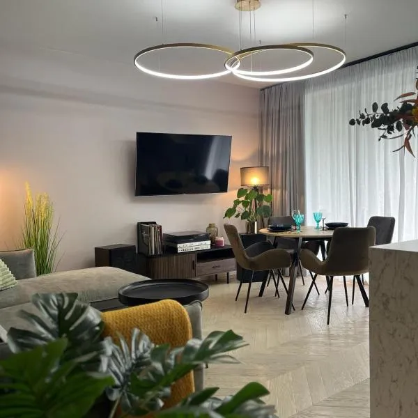 Stylowy apartament przy rezerwacie, hotel in Warsaw