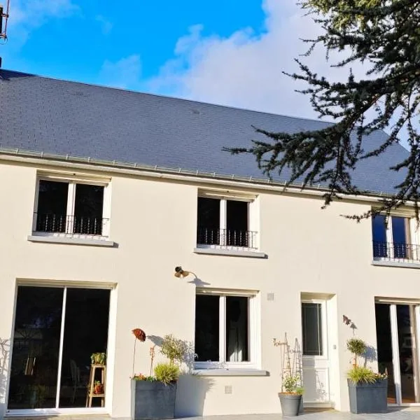 Le Jardin des 2 Cèdres, hotel in Isigny-le-Buat
