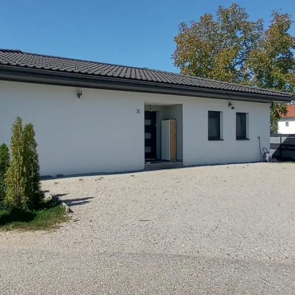 Private Zimmer Wohnung Braunau, hotel v destinaci Dietraching