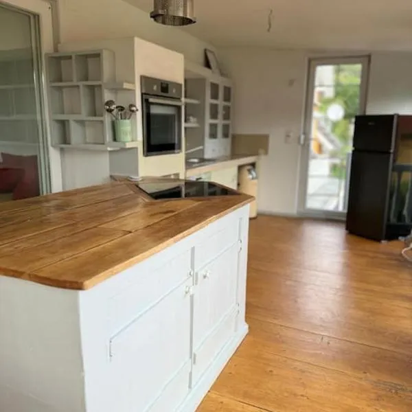 100 m2, 3 Zimmer, Parkplätze, Balkon, Europapark, hotel v destinaci Hohberg