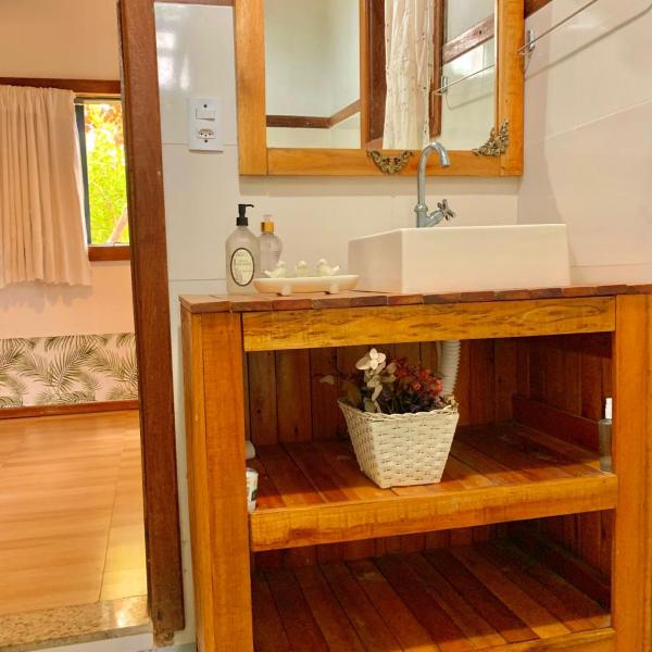 Casa COMPLETA, 2 quartos, Estacionamento GRATUITO, WIFI 300MB, frigobar, microondas, fogão e jardim - Foto 3