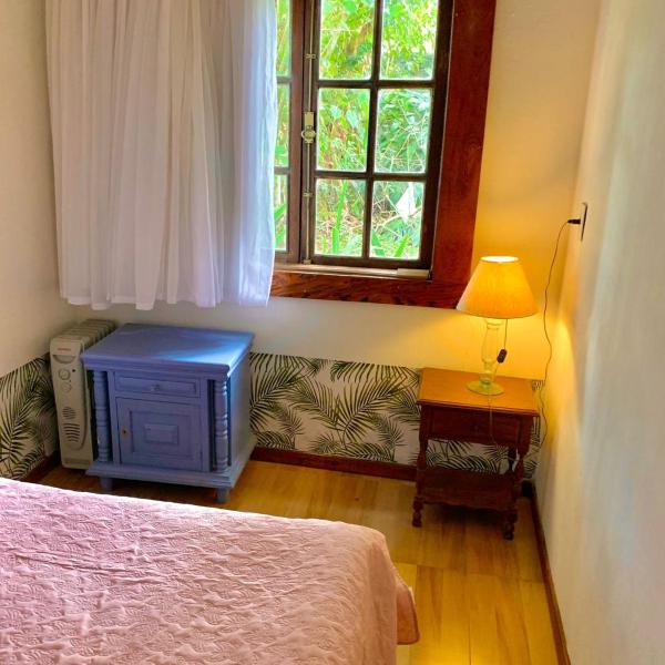 Casa COMPLETA, 2 quartos, Estacionamento GRATUITO, WIFI 300MB, frigobar, microondas, fogão e jardim - Foto 2