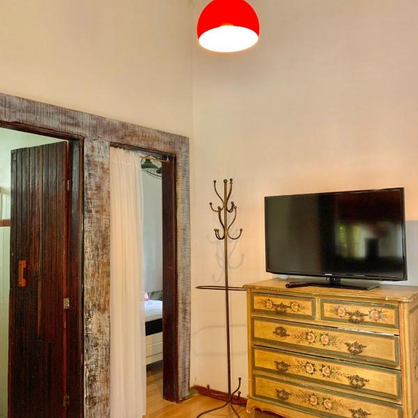 Casa COMPLETA, 2 quartos, Estacionamento GRATUITO, WIFI 300MB, frigobar, microondas, fogão e jardim - Foto 5
