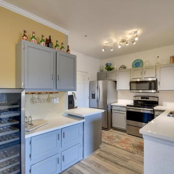 Red Rox Phoenix Condo with Patio about 3 Mi to Airport, hotel v destinaci Phoenix