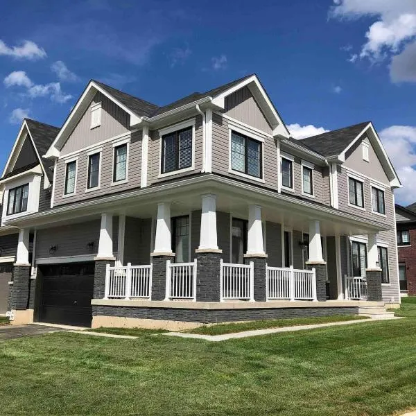 Large 5 Bedroom Newly Built Home Sleeps 12 Persons, hotel in Thorold