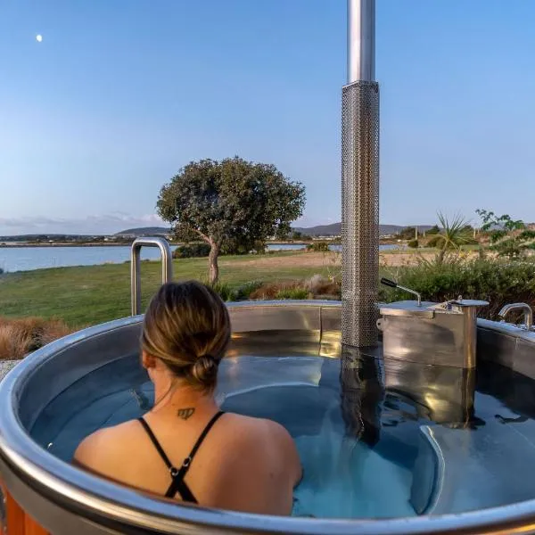 Stargazers Waterfront Hot tub Cottage Tasmania, hotel in Clarence Point