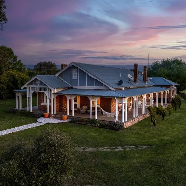 Experience The Charm Of Little Plains Homestead, hotel in Gunnary