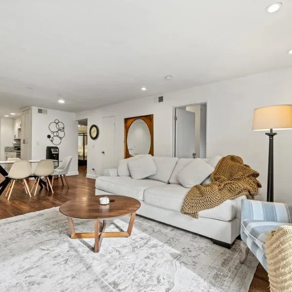 Elegant Hollywood Retreat - Spacious 2BR 2BA Condo with Resort-Style Amenities, hotel in Los Angeles