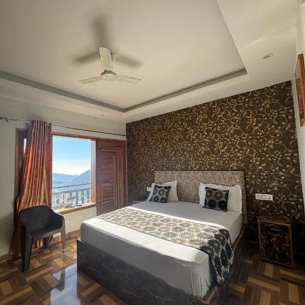 Baakhli Guest House and Restaurant, hotel v destinaci Bhowāli