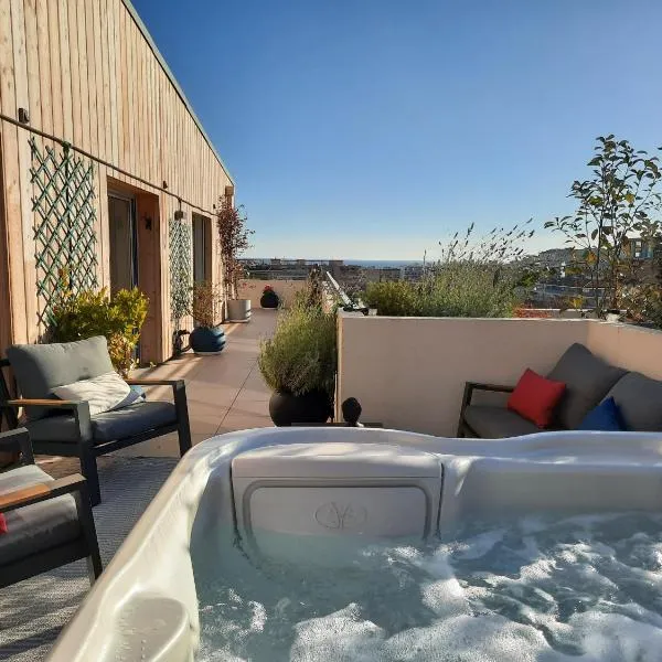 Le Penthouse de 220m2 - Jacuzzi - 3 Parkings - Climatisation - Terrasse, hotel v Mentonu