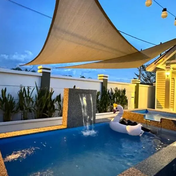 Tiny House Dferry With Private Pool OR 4 Room Homestay Jerantut Wifi Full Aircond, hotel en Jerantut