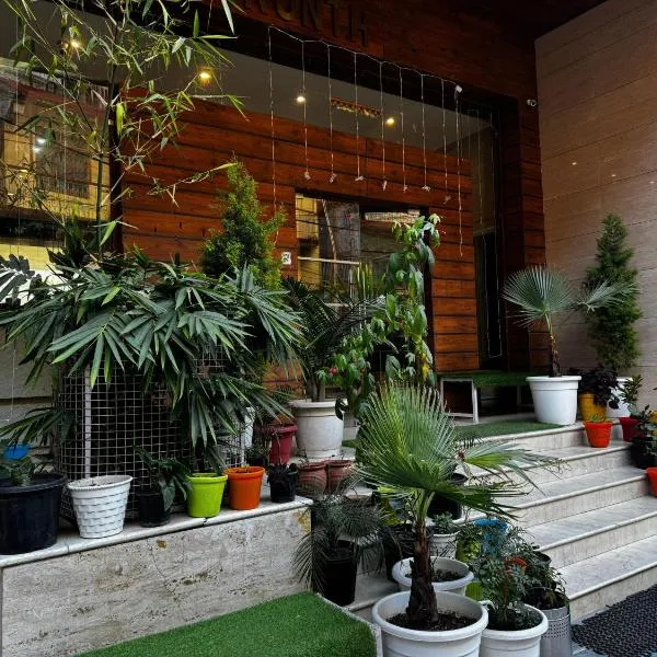 #The Vaikunth Mcleodganj Dhauladhaar View# Big free Parking# Ac rooms Centrally#Elevator, hotel v destinaci Dharmsala