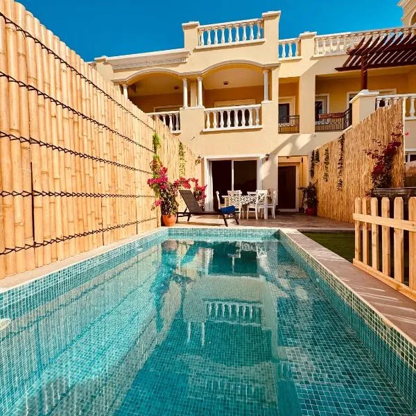Western Townhouse with swimming pool, hotel v destinaci Ras al Khaimah