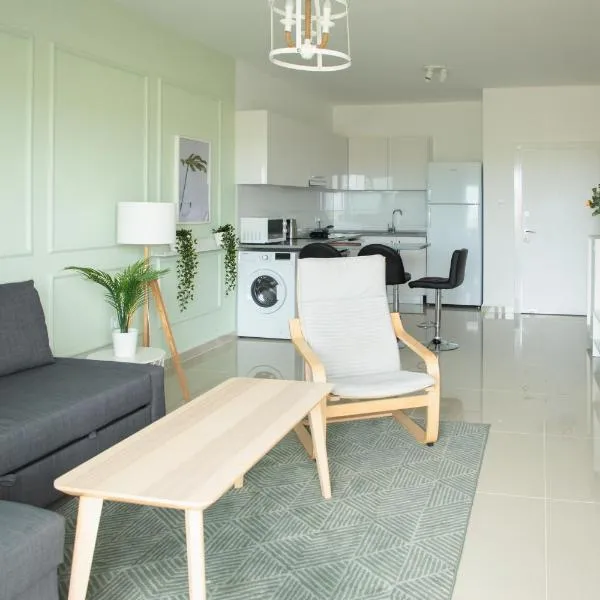 Spacious One Bedroom Apartment in Caesar Resort & SPA, Long Beach, hotel a Perivolia tou Trikomou