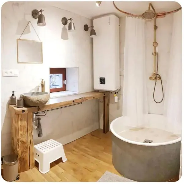 Gîte du rucher, hotel u gradu Saint-Quintin-sur-Sioule