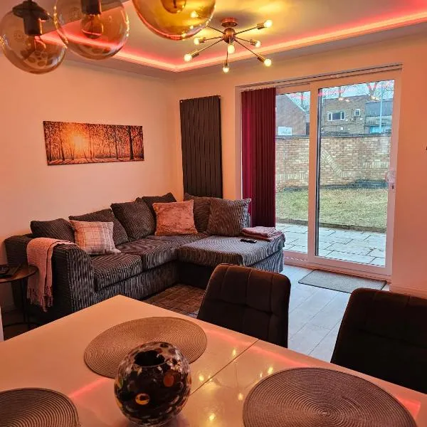 Jasmin's House, 2 bedroom, Private Parking, hotell sihtkohas Northampton