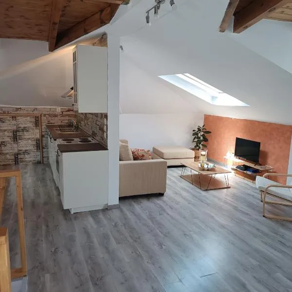 ATH Airport, Loft in Painia, hotel in Paianía