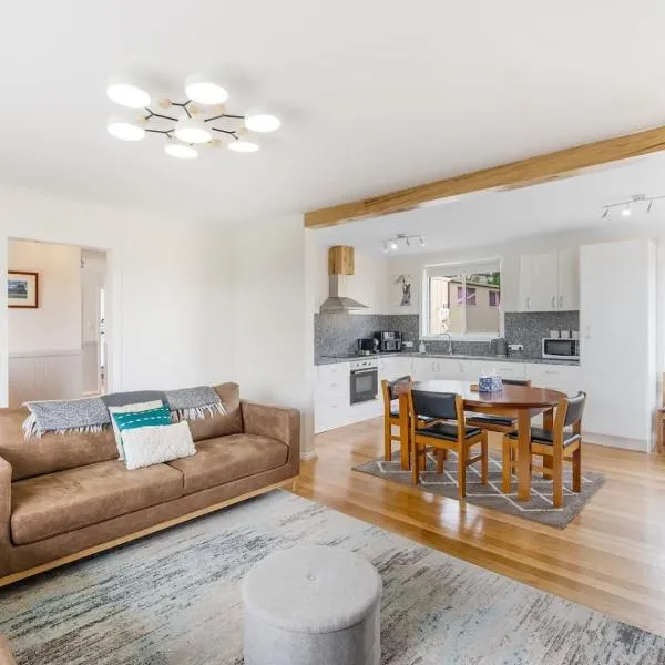 Modern Coastal Escape in Triabunna, hotel em Triabunna