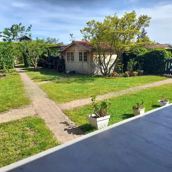 La maison du Bonheur - Chambre Tourterelle - borne de recharge VE, hotel in Saint-Bernard