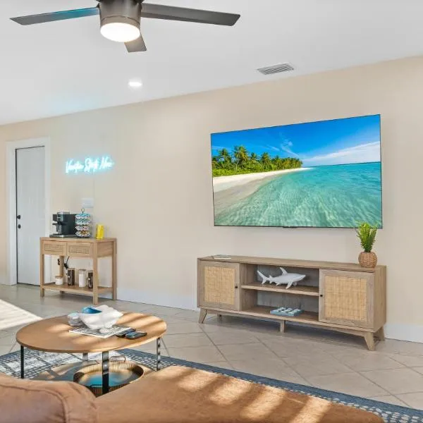 The Shark Tank Cocoa Beach - Beach Boho, Downtown, 5-Min Walk to Beach, Shops & Bars, hotel in Cocoa Beach