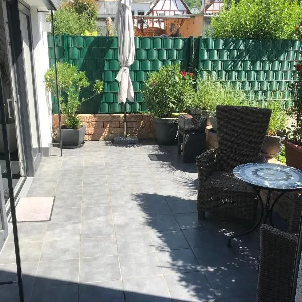 schöne Ferienwohnung mit Terasse, hotel in Mülheim-Kärlich