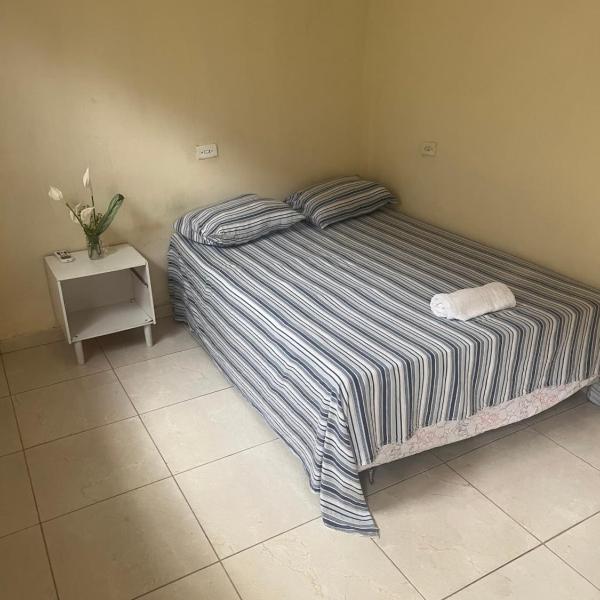 Espaço Amplo de 2 quartos com 2 camas de casal e 1 de solteiro - Foto 2