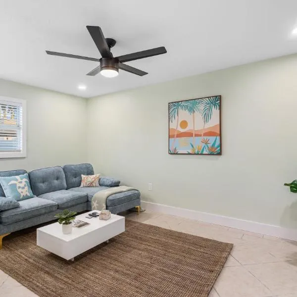 Shark Tank Cocoa Beach - 2 Connected Units - Steps to Beach - Walkable to Dining, Bars and Shops, hotell i Cocoa Beach