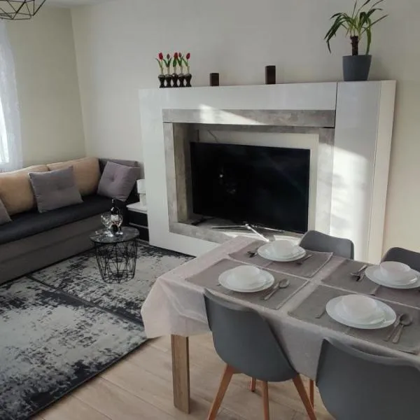 Apartament Słoneczny 11 โรงแรมในชกลาร์สกา ปอเรมบา