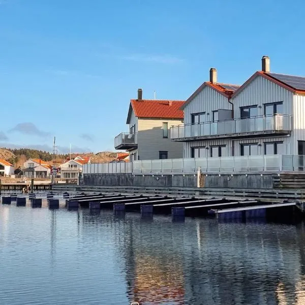 Beach Front Home In Rönnäng With Sauna, hotel a Rönnäng