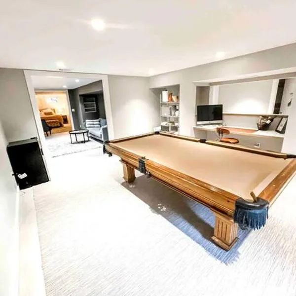 Modern Westport Studio with Pool Table & Lounge, khách sạn ở Westport