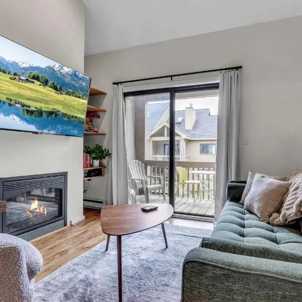 Updated Ski In Ski Out Condo Holiday Valley, hotel in Ellicottville