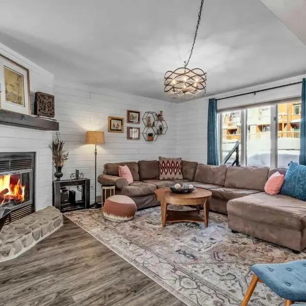 Modern Townhome with Decks Fireplace & Mountain Views, hotel v destinaci Ellicottville