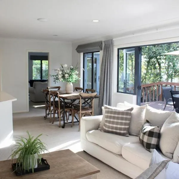 5-min walk to Village - Havelock North Holiday Home with Spa Pool, hotel v destinaci Havelock North