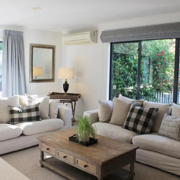 Stylish Havelock Retreat with Spa & 5 min walk to Village, hotel in Havelock North