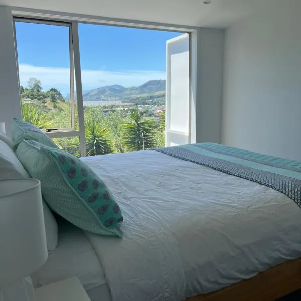 Sunny hillside central Nelson hideaway with city to sea views, hotel v destinaci Nelson