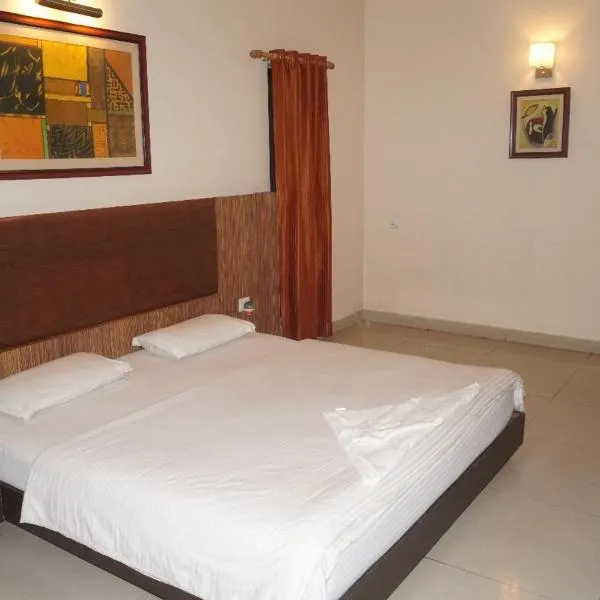 HoTEL CENTER POINT, hotel in Rudrapur