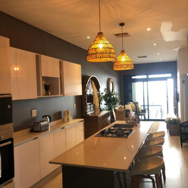 Azure modern beach apartment, hotel in La Mercy