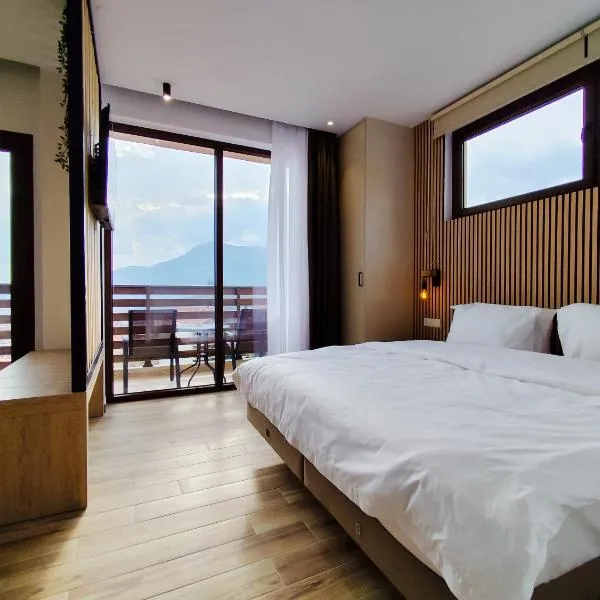 Meteora Gold and Glass Suites, hotel di Kalabaka