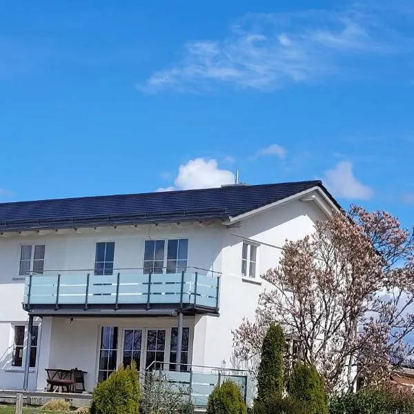 Super Ferienwohnung mit zwei Schlafzimmern und Fitnessraum süd-östlich von München, хотел в Pfaffing