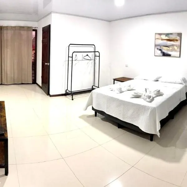 Marianas Apartments 5MIN SJO AIRPORT, hotel v destinaci Alajuela