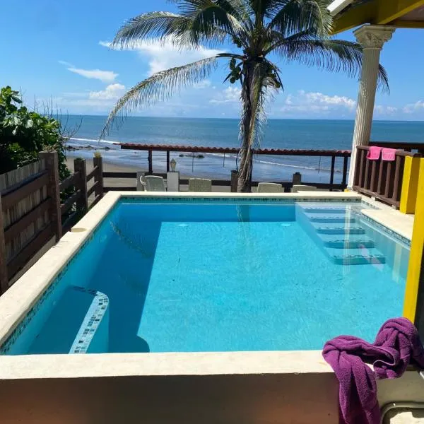 Casa Lassini, Oceanfront Lodging, Playa Las Comadres, hotel v destinaci Las Cucharitas