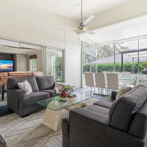 8 min to beach, Sleep 12 and Pets, hotel in Port Macquarie