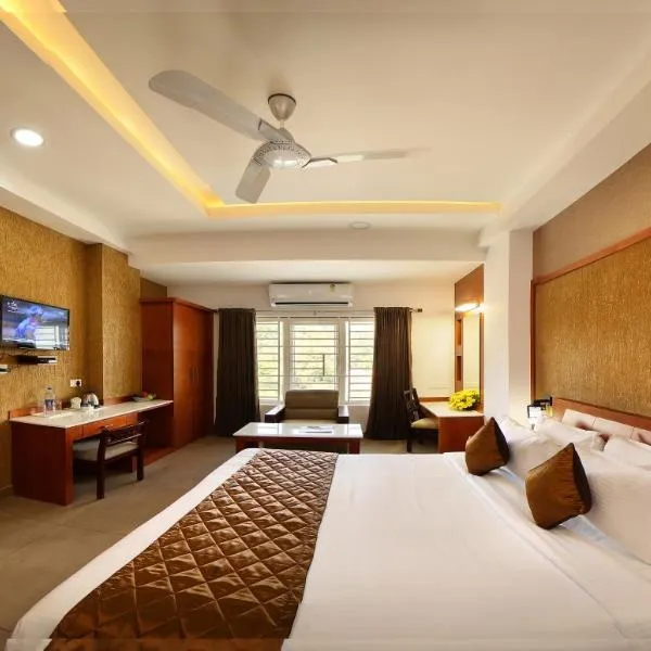 Kgees - Hill Town Hotel, hotel i Kattappana