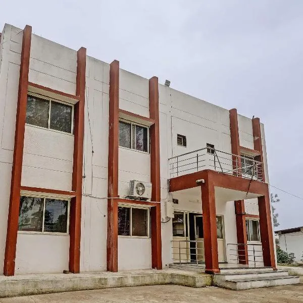 Super HOTEL O MIDWAY TREAT DHAR, hotel v destinaci Dhār