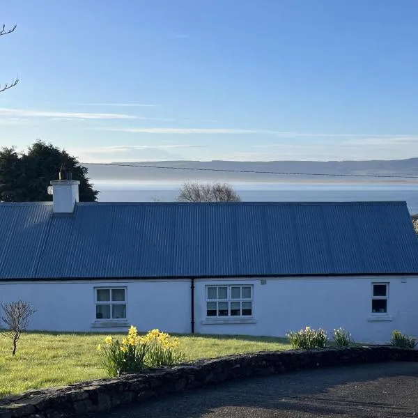 Cosy Donegal Cottage with Panoramic Sea Views, khách sạn ở Greencastle